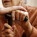 Les causes du mal de dos chez les personnes âgées : comprendre les facteurs sous-jacents